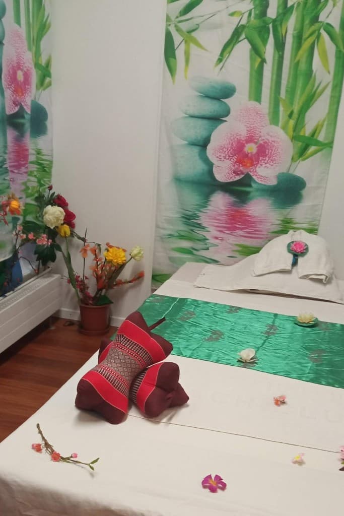 Ruhiger Massageraum mit Orchideen-Wandbild
